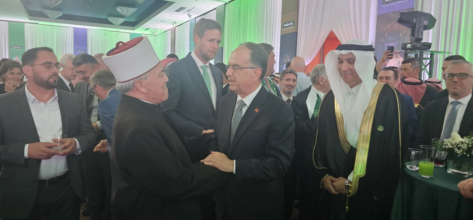 Pjesëmarrës në një ceremoni të komunitetit