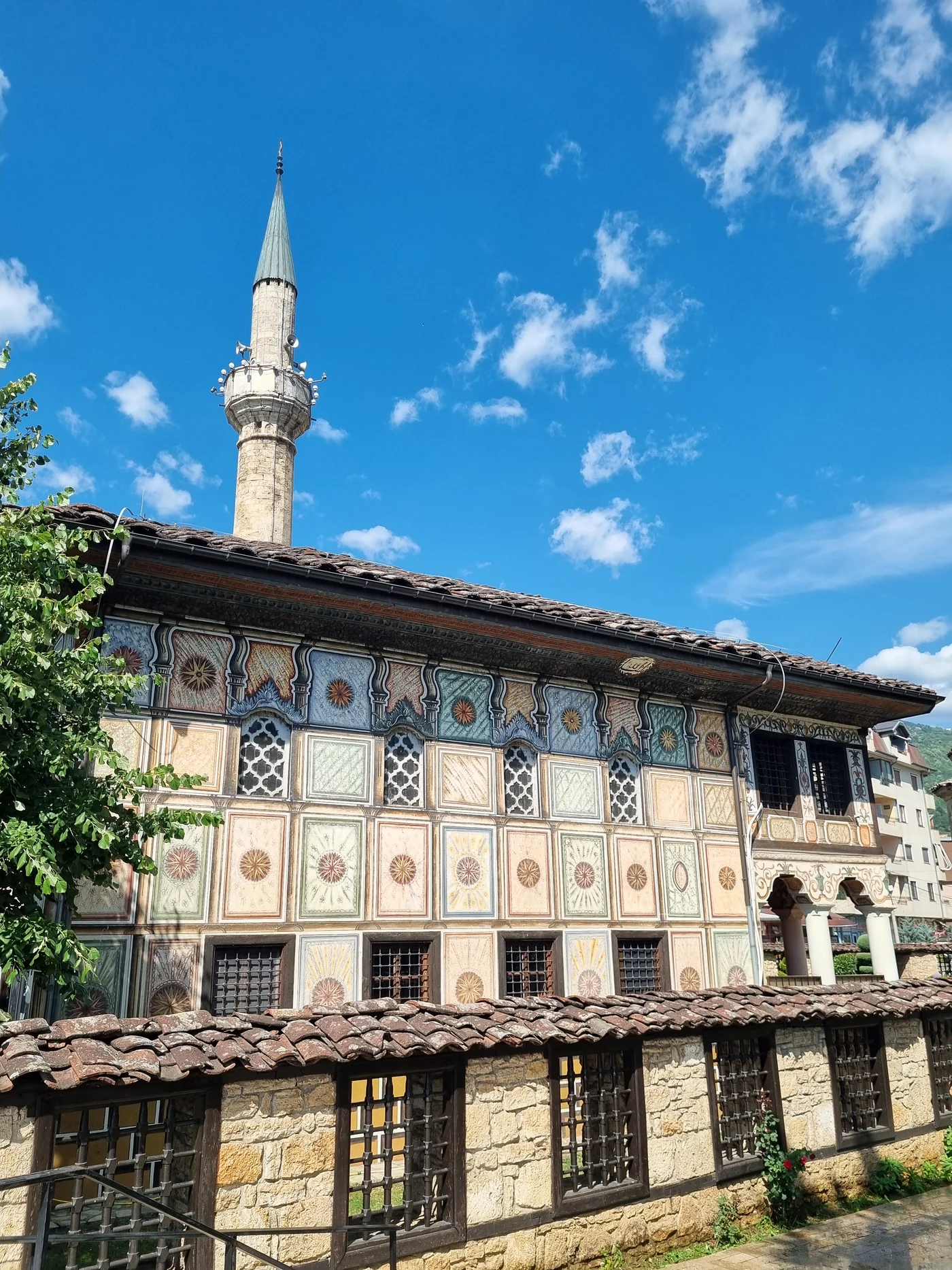 Minarja dhe fasada e Xhamisë së Larme